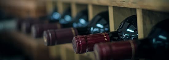 Im Weinregal gelagerter Rotwein