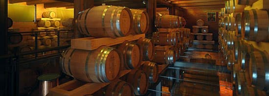 Holzfässer übereinander gestapelt im Keller der Distillerie Bertea