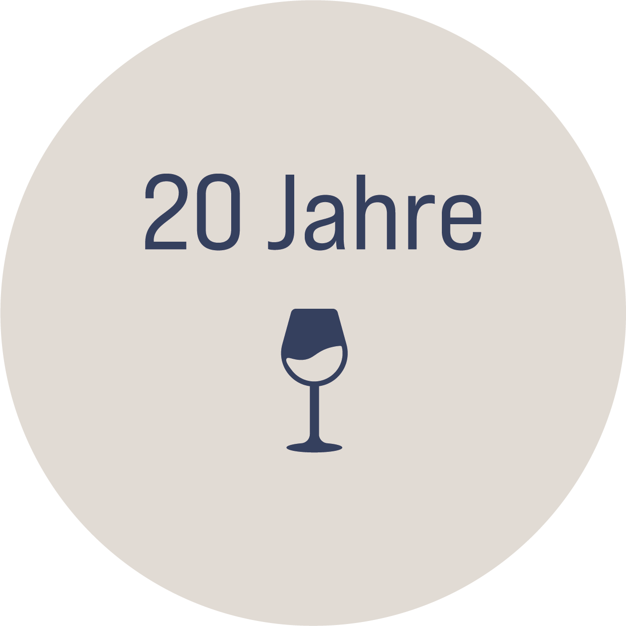 Beiger Kreis mit Weinglas und Schriftzug zwanzig Jahre