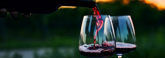 Zwei Rotweingläser werden mit Wein befüllt
