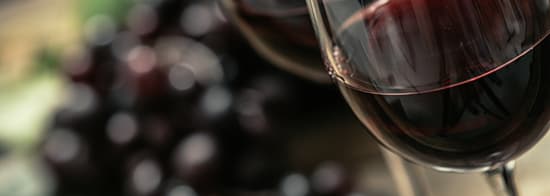 Weinglas mit Rotwein gefüllt