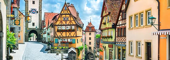 Gasse in Deutschland, Marburg, mit bunten Fachwerkhäusern