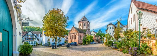 Bild von einem kleinen Örtchen in der Pfalz mit Kirche und Fachwerkhäusern