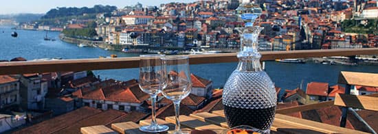 Rotwein Gläser mit portugiesischem Hafen im Hintergrund