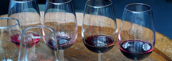 Gläser gefüllt mit Portwein auf einem Fass stehend
