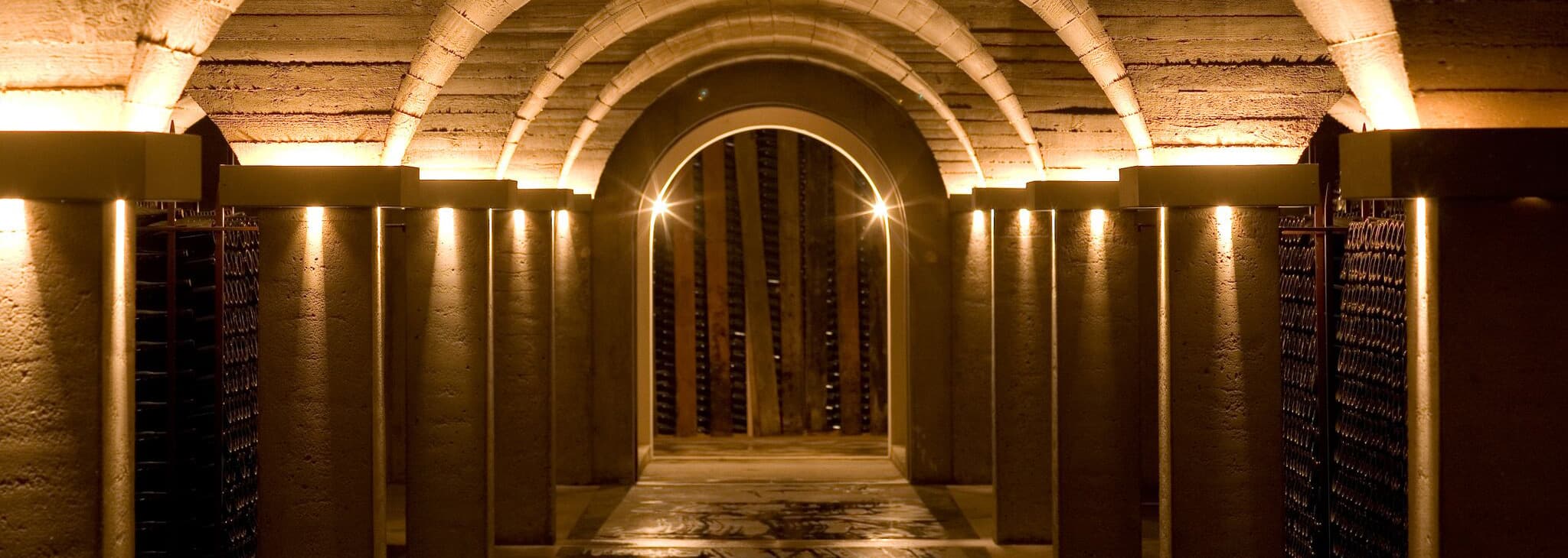 Kellergang mit Holzfässern
