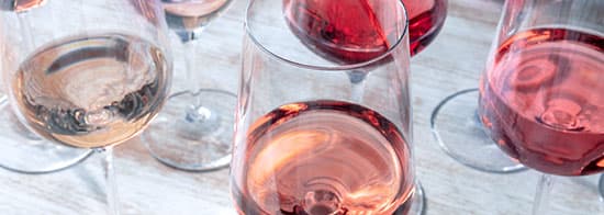 Verschiedenfarbige Roséweine in Gläsern