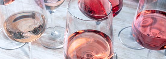 Verschiedene Rosés in Weingläsern