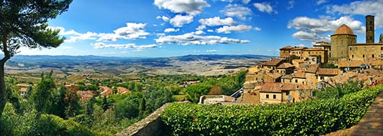 Toskana Landschaftsbild mit Häusern Auf Bergen und im Tal