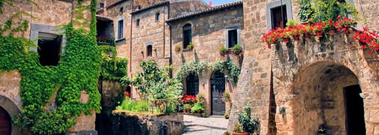 Kleine Gasse zwischen toskanischen Steinhäusern
