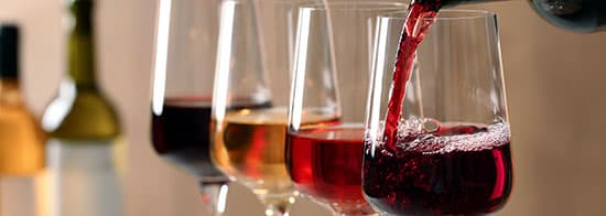 Gläser gefüllt mit Wein