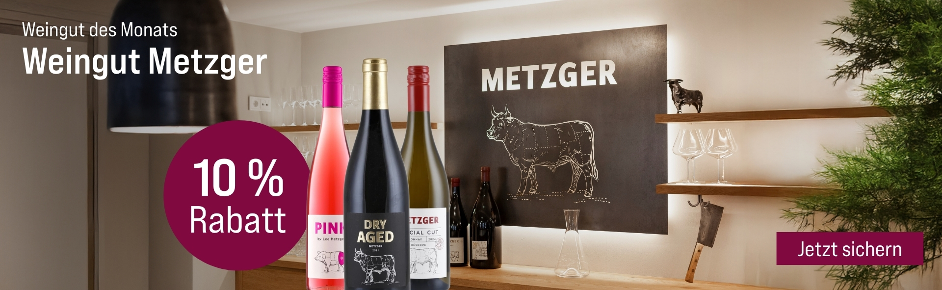 Silkes Weinkeller Weinaktion mit dem Slogan "Weingut des Monats. Weingut Metzger". Im Hintergrund Weingläser in Regalen und eine große Tafel mit einem gezeichneten Rind darauf. Hinweis auf "10 % Rabatt". Unten Button "Jetzt sichern". Links drei Flaschen.