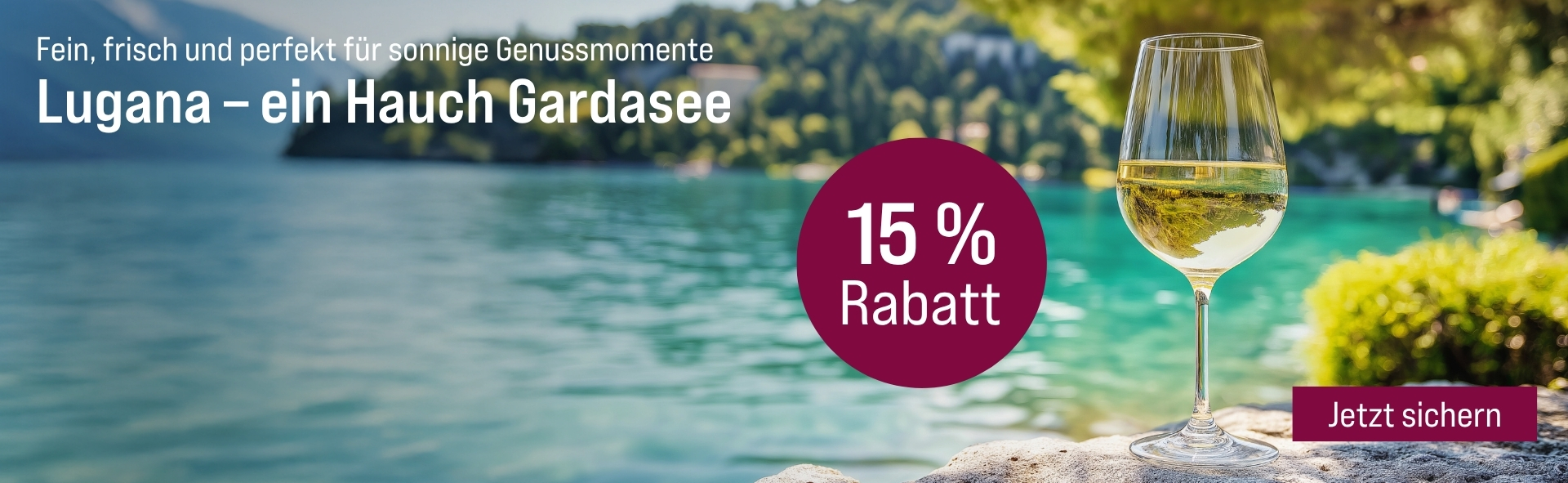 Silkes Weinkeller Weinaktion mit dem Slogan "Fein, frisch und perfekt für sonnige Genussmomente. Lugana - ein Hauch Gardasee". Im Hintergrund ein See, Bäume und ein Glas Weißwein. Hinweis auf "15 % Rabatt". Unten Button "Jetzt sichern".
