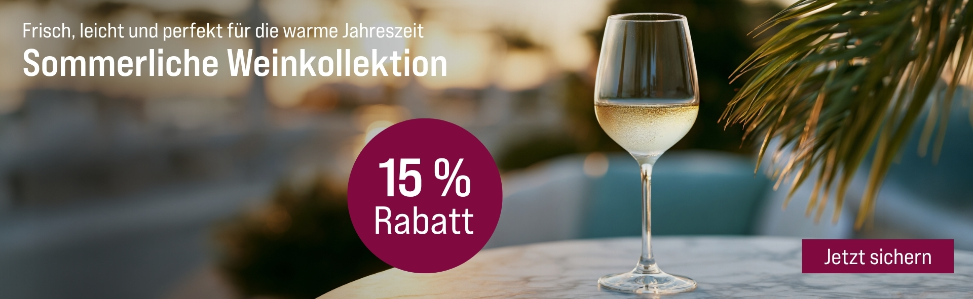 Silkes Weinkeller Weinaktion mit dem Slogan "Frisch, leicht und perfekt für die warme Jahreszeit. Sommerliche Weinkollektion". Im Hintergrund ein Glas Weißwein, daneben ein Palmenblatt. Hinweis auf "15 % Rabatt". Unten Button "Jetzt sichern".