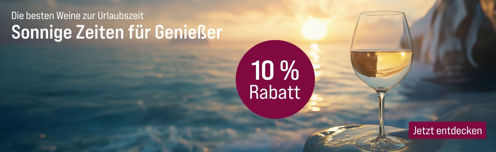 Silkes Weinkeller Weinaktion mit dem Slogan "Die besten Weine zur Urlaubszeit. Sonnige Zeiten für Genießer". Im Hintergrund das Meer bei Sonnenuntergang, im Vordergrund ein Glas Weißwein. Hinweis auf "10 % Rabatt". Unten Button "Jetzt entdecken".