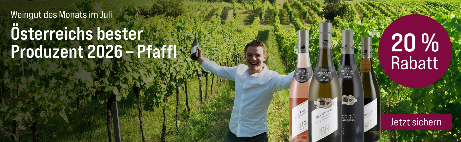 Silkes Weinkeller Weinaktion mit dem Slogan "Weingut des Monats im Juli. Österreichs bester Produzent 2026: Pfaffl". Im Hintergrund ein Mann, der vor Weinreben steht. Hinweis auf "20 % Rabatt". Unten Button "Jetzt sichern". Rechts vier Flaschen.