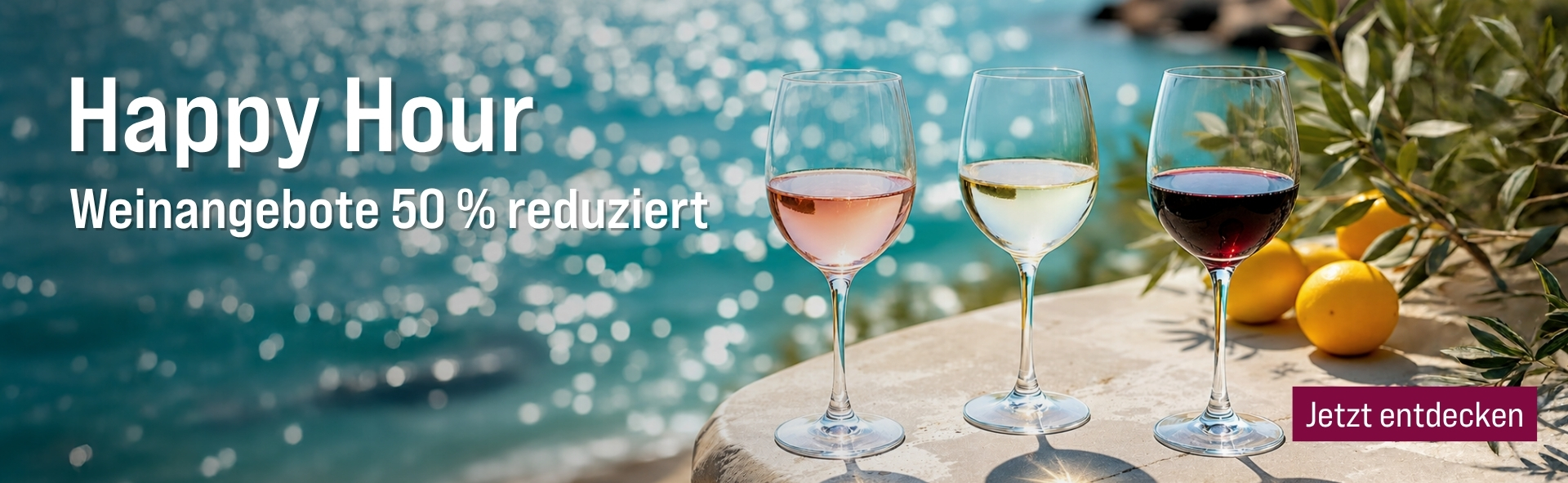 Silkes Weinkeller Weinaktion mit dem Slogan "Happy Hour. Weinangebote 50 % reduziert". Im Hintergrund das Meer, im Vordergrund je ein Glas Rosé-, Weiß- und Rotwein auf einem Vorsprung, daneben eine Pflanze und Zitronen. Unten Button "Jetzt entdecken".