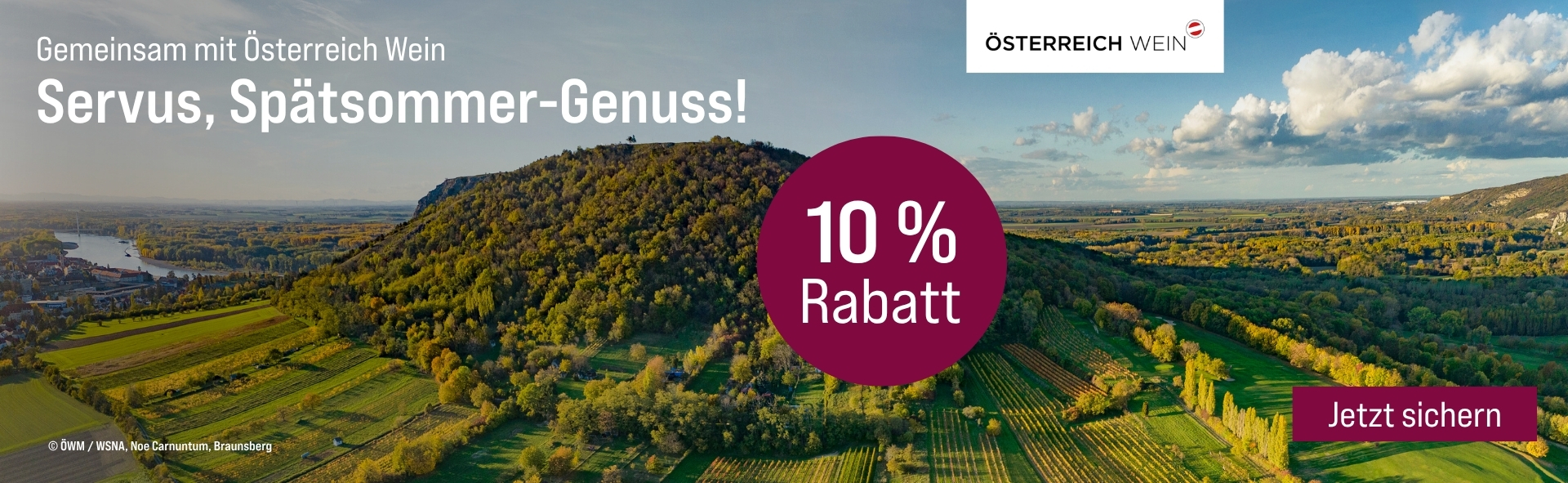 Silkes Weinkeller Weinaktion mit dem Slogan "Gemeinsam mit Österreich Wein. Servus, Spätsommer-Genuss". Im Hintergrund ein Berg mit Bäumen und grüne Landschaft. Hinweis auf "10 % Rabatt". Hinweis auf "Österreich Wein". Unten Button "Jetzt sichern". | KI-generiert