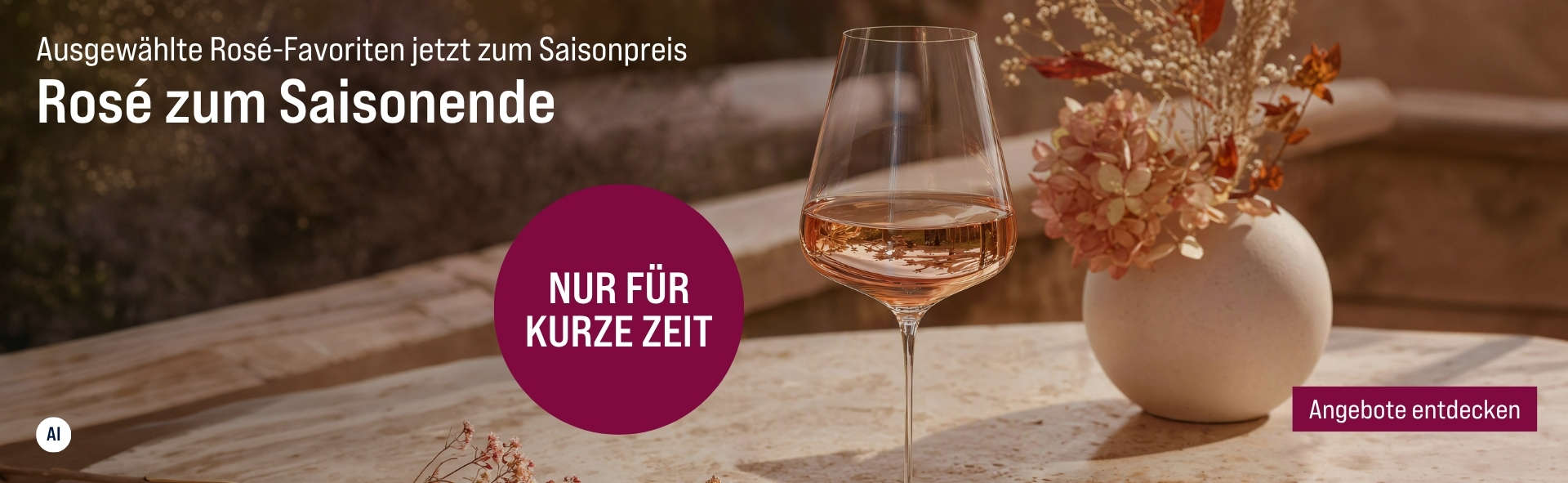 Silkes Weinkeller Weinaktion mit dem Slogan "Ausgewählte Rosé-Favoriten jetzt zum Saisonpreis. Rosé zum Saisonende". Im Hintergrund ein Glas Rosé und eine Vase auf einem Tisch. Hinweis auf "Nur für kurze Zeit". Unten Button "Angebote entdecken". | KI-generiert