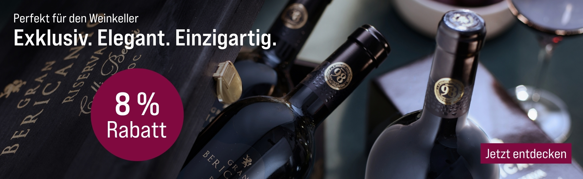 Silkes Weinkeller Weinaktion mit dem Slogan "Perfekt für den Weinkeller. Exklusiv. Elegant. Einzigartig". Im Hintergrund Weinflaschen in einer dunklen Holzkiste mit goldener Aufschrift. Hinweis auf "8 % Rabatt". Unten Button "Jetzt entdecken". | KI-generiert