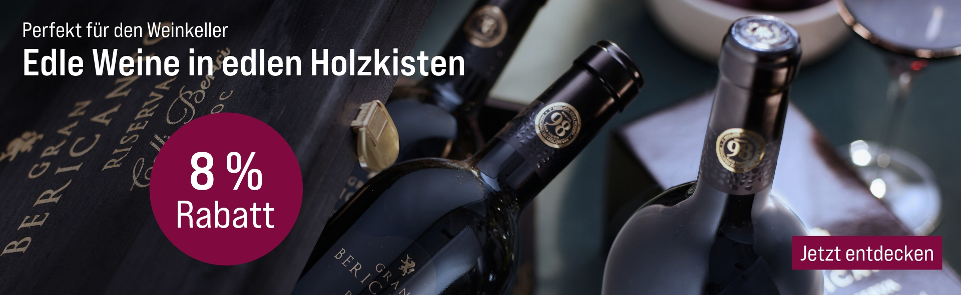 Silkes Weinkeller Weinaktion mit dem Slogan "Perfekt für den Weinkeller. Exklusiv. Elegant. Einzigartig". Im Hintergrund Weinflaschen in einer dunklen Holzkiste mit goldener Aufschrift. Hinweis auf "8 % Rabatt". Unten Button "Jetzt entdecken". | KI-generiert
