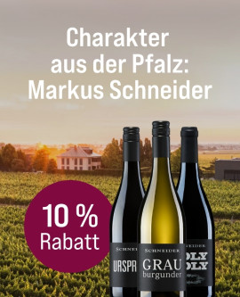 Silkes Weinkeller Weinaktion mit dem Slogan "Charakter aus der Pfalz: Markus Schneider". Im Hintergrund Weinreben und ein Weingut bei Sonnenaufgang. Hinweis auf "10 % Rabatt". Rechts drei Flaschen. | KI-generiert