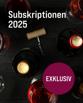 Silkes Weinkeller Weinaktion mit dem Slogan "Subskriptionen 2025". Im Hintergrund Weinflaschen, Korkenzieher, gefüllte Weingläser auf einem schwarzen Untergrund. Hinweis "Exklusiv".