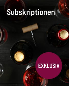 Silkes Weinkeller Weinaktion mit dem Slogan "Subskriptionen". Dunkler Hintergrund, darauf abgebildet 2 Flaschen Wein, 1 Korkenzieher und gefüllte Weingläser. Hinweis auf "Exklusiv".