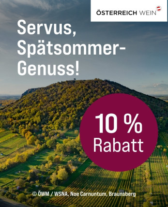 Silkes Weinkeller Weinaktion mit dem Slogan "Servus, Spätsommer-Genuss". Im Hintergrund ein Berg, auf dem Bäume wachsen und grüne Landschaft . Hinweis auf "10 % Rabatt". Hinweis auf "Österreich Wein". | KI-generiert