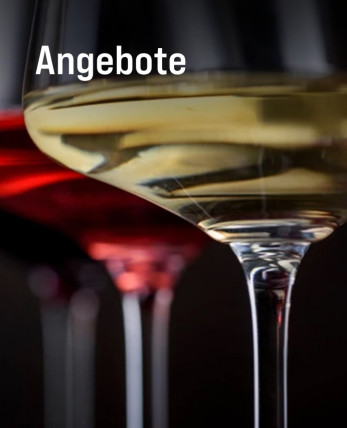 Silkes Weinkeller Weinaktion mit dem Slogan "Angebote". Im Hintergrund eine Nahaufnahme von drei Gläsern Wein. | KI-generiert