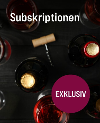 Silkes Weinkeller Weinaktion mit dem Slogan "Subskriptionen". Dunkler Hintergrund, darauf abgebildet 2 Flaschen Wein, 1 Korkenzieher und gefüllte Weingläser. Hinweis auf "Exklusiv".