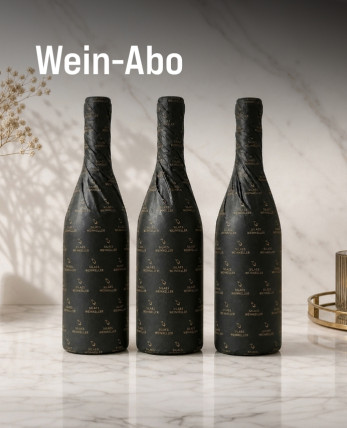 Silkes Weinkeller Weinaktion mit dem Slogan "Wein-Abo". Heller Hintergrund, davor drei in schwarzes Papier verpackte Flaschen Wein. | KI-generiert