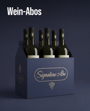 Silkes Weinkeller Weinaktion mit dem Slogan "Wein-Abos". Dunkelblauer Hintergund, davor ein Weinpaket mit sechs Flaschen mit der Aufschrift 'Signature Abo'.