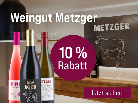 Silkes Weinkeller Weinaktion mit dem Slogan "Weingut des Monats. Weingut Metzger". Im Hintergrund Weingläser in Regalen und eine große Tafel mit einem gezeichneten Rind darauf. Hinweis auf "10 % Rabatt". Unten Button "Jetzt sichern". Links drei Flaschen.