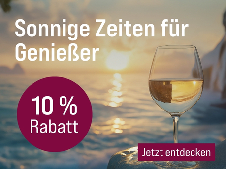 Silkes Weinkeller Weinaktion mit dem Slogan "Die besten Weine zur Urlaubszeit. Sonnige Zeiten für Genießer". Im Hintergrund das Meer bei Sonnenuntergang, im Vordergrund ein Glas Weißwein. Hinweis auf "10 % Rabatt". Unten Button "Jetzt entdecken".