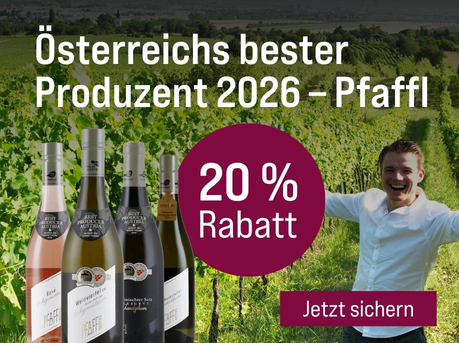 Silkes Weinkeller Weinaktion mit dem Slogan "Weingut des Monats im Juli. Österreichs bester Produzent 2026: Pfaffl". Im Hintergrund ein Mann, der vor Weinreben steht. Hinweis auf "20 % Rabatt". Unten Button "Jetzt sichern". Rechts vier Flaschen.