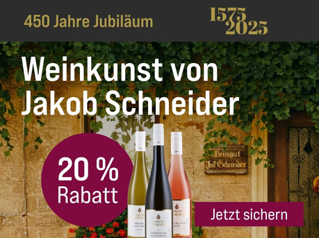 Silkes Weinkeller Weinaktion mit dem Slogan "Weingut des Monats. Weinkunst von Jakob Schneider". Im Hintergrund eine Häuserwand. Hinweis auf "20 % Rabatt". Hinweis auf "450 Jahre Jubiläum". Unten Button "Jetzt sichern". Mittig drei Flaschen.