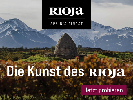 Silkes Weinkeller Weinaktion mit dem Slogan "Entdecken Sie charakterstarke Weine aus Spaniens Top-Region. Die Kunst des Rioja". Im Hintergrund Berge, Wiesen und eine Steinhütte. Hinweis auf "Rioja. Spain's finest". Unten Button "Jetzt probieren". | KI-generiert