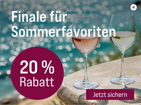 Silkes Weinkeller Weinaktion mit dem Slogan "Zum Saisonabschluss. Finale für Sommerfavoriten". Im Hintergrund das Meer, im Vordergrund je ein Glas Rosé-, Weiß- und Rotwein auf einem Vorsprung, daneben eine Pflanze und Zitronen. Hinweis auf "20 % Rabatt". | KI-generiert