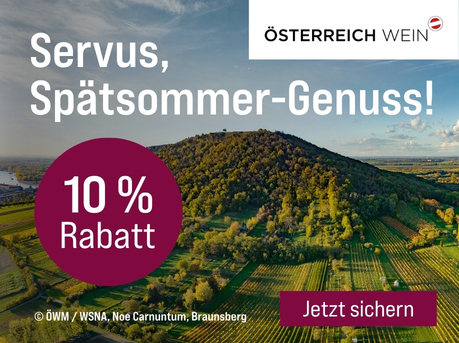 Silkes Weinkeller Weinaktion mit dem Slogan "Gemeinsam mit Österreich Wein. Servus, Spätsommer-Genuss". Im Hintergrund ein Berg mit Bäumen und grüne Landschaft. Hinweis auf "10 % Rabatt". Hinweis auf "Österreich Wein". Unten Button "Jetzt sichern". | KI-generiert