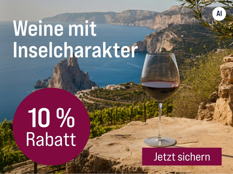 Silkes Weinkeller Weinaktion mit dem Slogan "Holen Sie sich mediterranes Lebensgefühl ins Glas. Weine mit Inselcharakter". Im Hintergrund ein Glas Rotwein und Blick auf das Meer. Hinweis auf "10 % Rabatt". Unten Button "Jetzt sichern". | KI-generiert