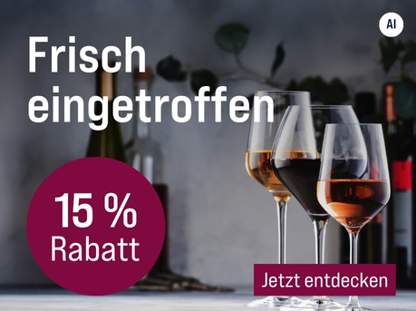 Silkes Weinkeller Weinaktion mit dem Slogan "Neuentdeckungen, die begeistern. Frisch eingetroffen". Im Hintergrund mehrere Flaschen Wein, rechts drei Weingläser mit diversen Weinen gefüllt. Hinweis auf "15 % Rabatt". Unten Button "Jetzt entdecken". | KI-generiert