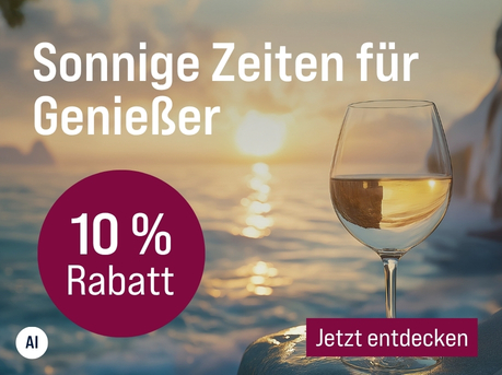 Silkes Weinkeller Weinaktion mit dem Slogan "Die besten Weine zur Urlaubszeit. Sonnige Zeiten für Genießer". Im Hintergrund das Meer bei Sonnenuntergang, im Vordergrund ein Glas Weißwein. Hinweis auf "10 % Rabatt". Unten Button "Jetzt entdecken". | KI-generiert