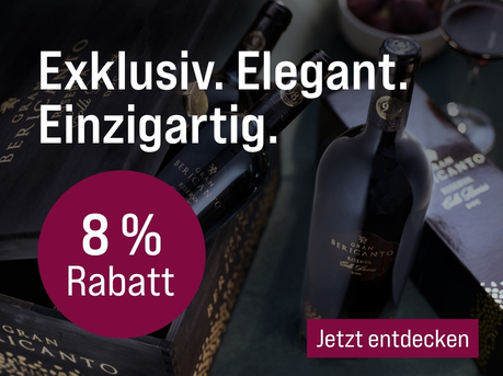 Silkes Weinkeller Weinaktion mit dem Slogan "Perfekt für den Weinkeller. Exklusiv. Elegant. Einzigartig". Im Hintergrund Weinflaschen in einer dunklen Holzkiste mit goldener Aufschrift. Hinweis auf "8 % Rabatt". Unten Button "Jetzt entdecken". | KI-generiert