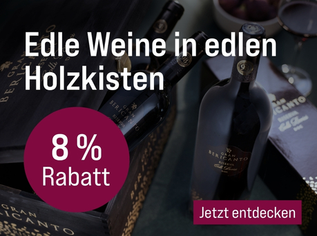 Silkes Weinkeller Weinaktion mit dem Slogan "Perfekt für den Weinkeller. Exklusiv. Elegant. Einzigartig". Im Hintergrund Weinflaschen in einer dunklen Holzkiste mit goldener Aufschrift. Hinweis auf "8 % Rabatt". Unten Button "Jetzt entdecken". | KI-generiert