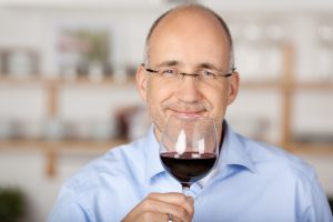 Interview Weinmesse mann genießt ein glas rotwein