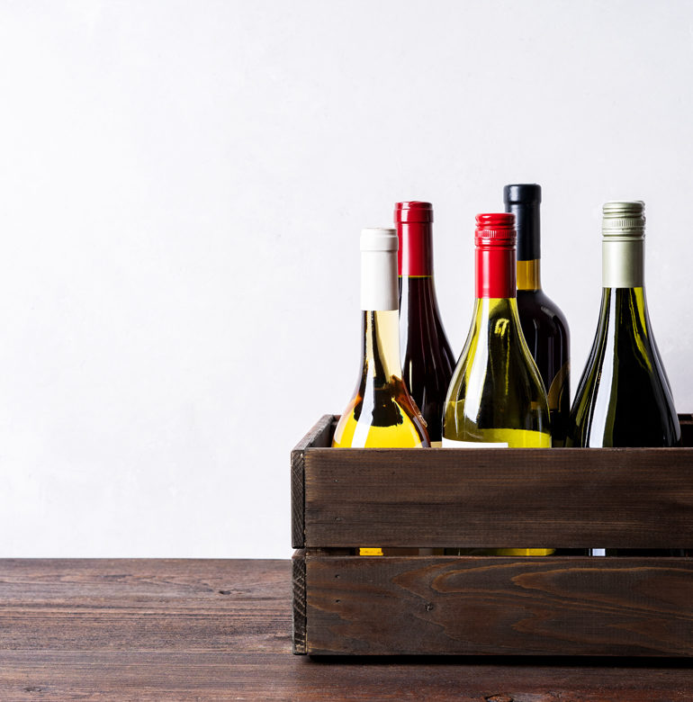 Weinkiste mit Weinen auf Tisch | Silkes Weinkeller
