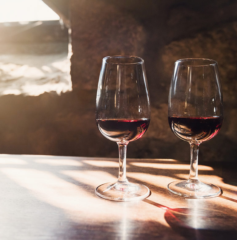 Entlang des Flusses Duoro präsentieren sich dem Naturbegeisterten diverse Klimazonen und dem Weinliebhaber eine große Weinvielfalt vom Port- bis zum Weißwein.