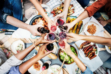 wein und grillen Wenn man in diesem Jahr durch die Kaufhäuser und Baumärkte läuft, ist eins nicht zu übersehen: Grillen ist voll im Trend!