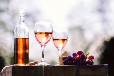 Oftmals fälschlich verkannt als unscheinbares Bindeglied zwischen Rot- und Weißwein weiß der Roséwein auf der ganzen Welt seine Liebhaber zu überzeugen.